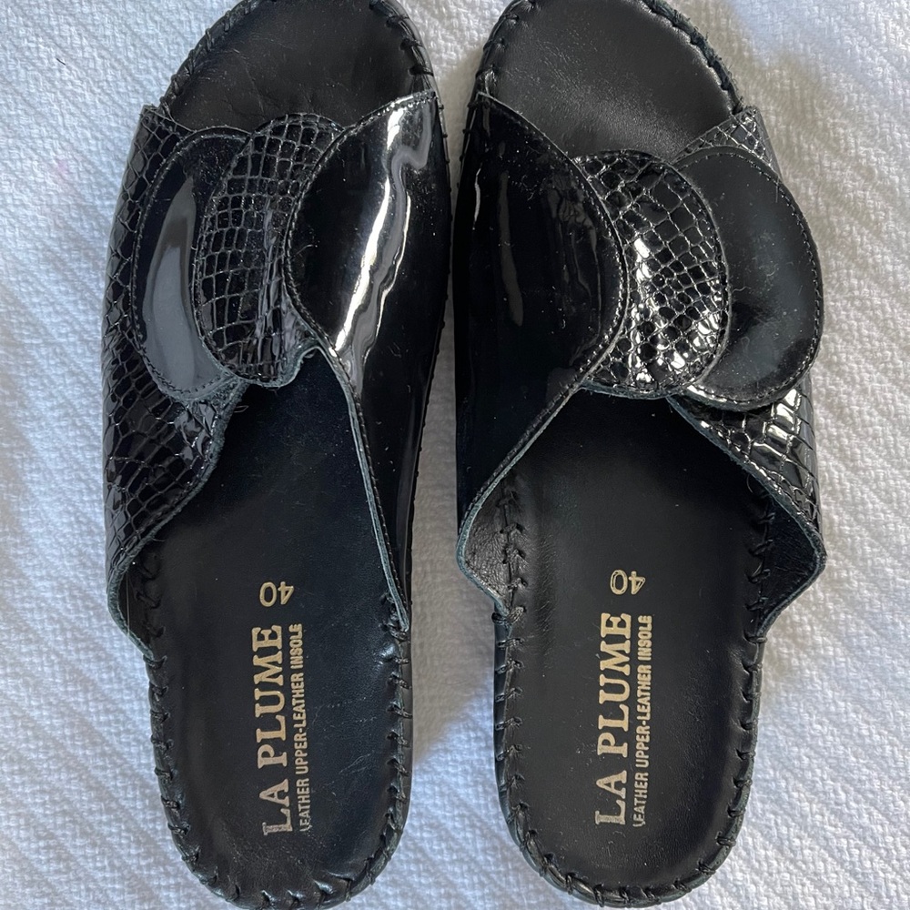 LA Plume Sandals